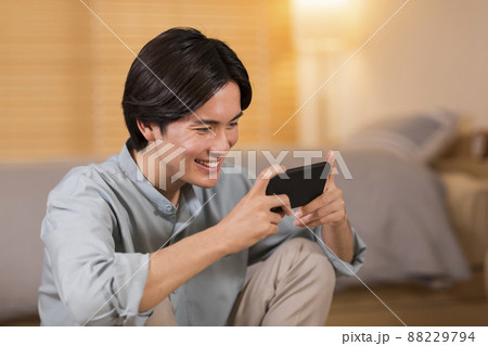 若い男性 スマホ 若い男性 スマホ 88229794