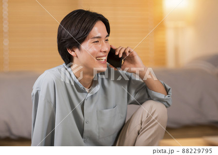 若い男性 スマホ 通話 88229795