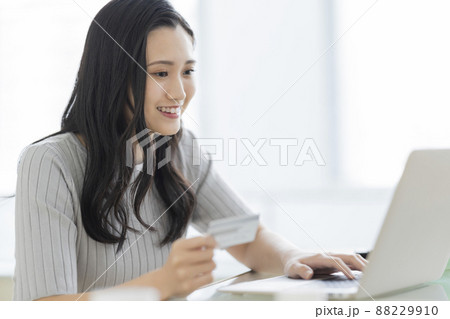 オンラインショッピングをする女性 クレジットカード オンラインショッピングをする女性 クレジットカード 88229910