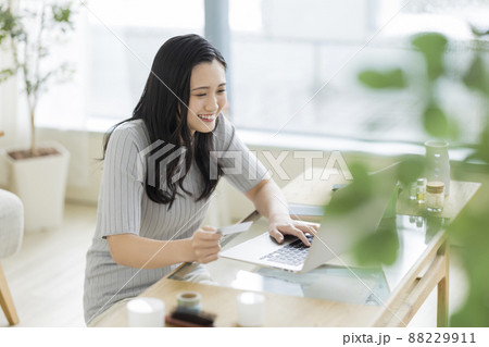 オンラインショッピングをする女性 クレジットカード 88229911