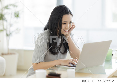 パソコン 若い女性 88229912