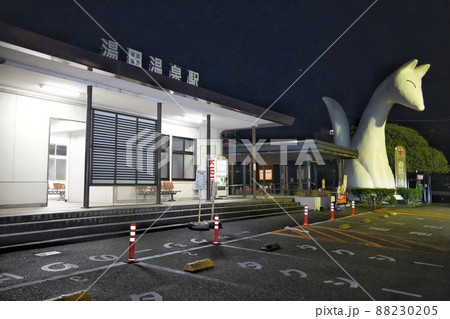【山口県】夜の湯田温泉駅 88230205