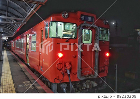 【山口県】夜の湯田温泉駅 88230209