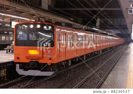 夜の八王子駅で発車を待つ中央線201系電車_2010/3/7撮影 88230537