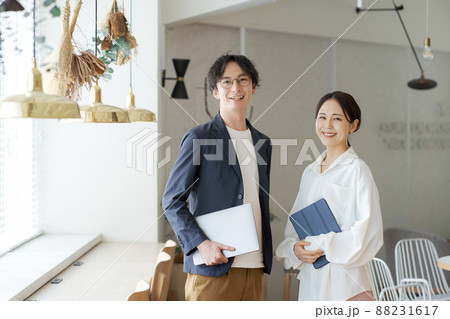 働く人々 2人 働く人々 2人 88231617