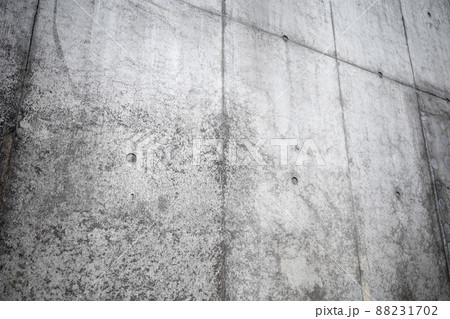 打ちっ放しの古いコンクリート壁　斜め下からの視点　右上方向 88231702