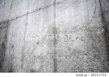 打ちっ放しの古いコンクリート壁　斜め下からの視点　左上方向 88231703