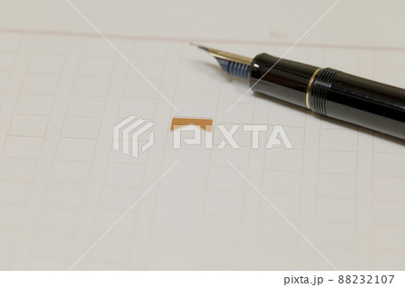 万年筆と原稿用紙 88232107