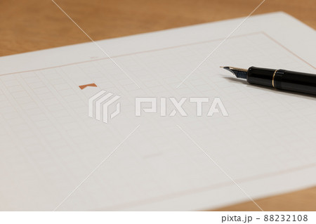 万年筆と原稿用紙 88232108