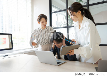 仕事のストレス　ビジネスシーン 88232380
