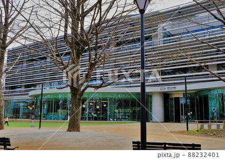 板橋区立中央図書館 88232401