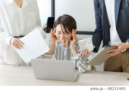 仕事のストレス ビジネスシーン 仕事のストレス ビジネスシーン 88232463