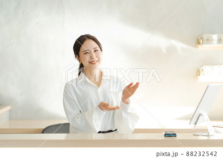 受付スタッフ 20代女性 受付スタッフ 20代女性 88232542