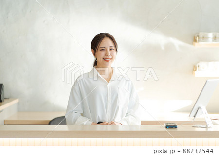 受付スタッフ　20代女性 88232544
