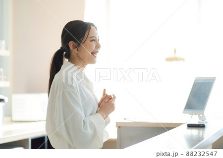 受付スタッフ　20代女性 88232547