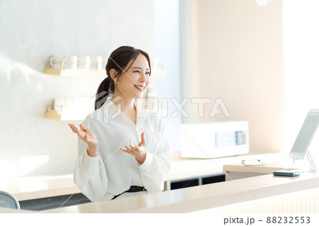 受付スタッフ　20代女性 88232553