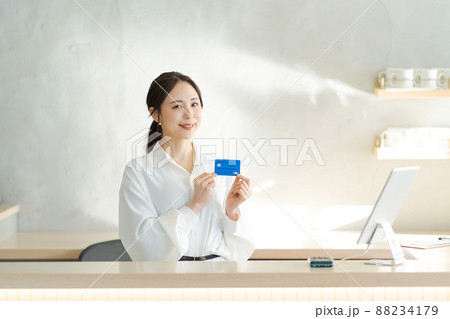 カードを持つ女性　受付　 88234179