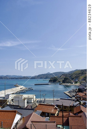 島根半島四十二浦 瀬崎浦の家並みと青い海 島根半島四十二浦 瀬崎浦の家並みと青い海 88234619