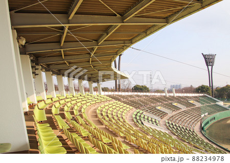 試合の無い日の野球場の観客席 88234978