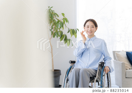 車椅子　女性　美容 88235014