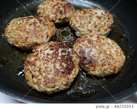 手作りハンバーグ フライパンで焼く 手作りハンバーグ フライパンで焼く 88235053