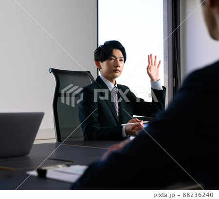 会議室でミーティングするビジネスパーソン 88236240