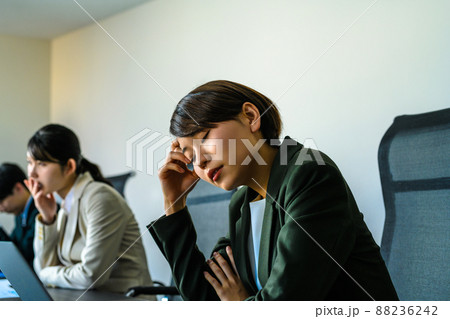 会議室でミーティングするビジネスパーソン 会議室でミーティングするビジネスパーソン 88236242