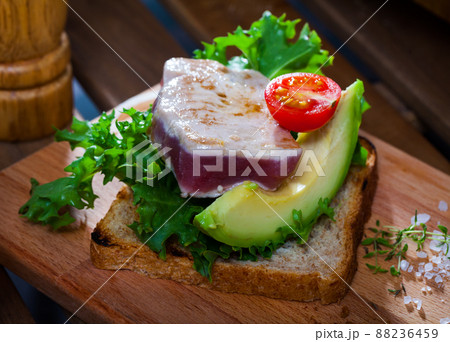Sandwich with roasted tuna 88236459