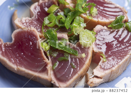 新鮮で美味しいカツオのたたき 新鮮で美味しいカツオのたたき 88237452