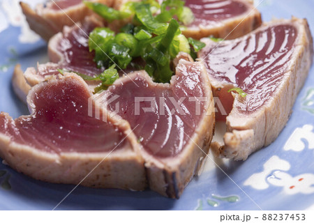 新鮮で美味しいカツオのたたき 88237453