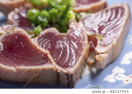 新鮮で美味しいカツオのたたき 88237454