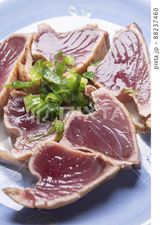 新鮮で美味しいカツオのたたき 新鮮で美味しいカツオのたたき 88237460