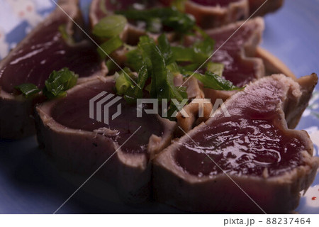 新鮮で美味しいカツオのたたき 88237464