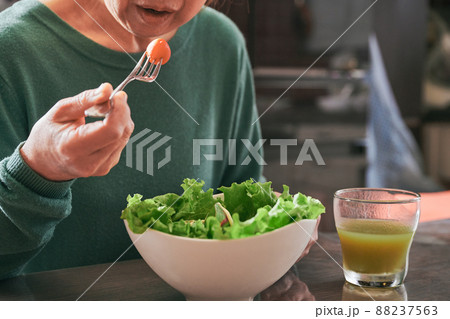 サラダを食べるシニア女性　ヴィーガン　ベジタリアン 88237563