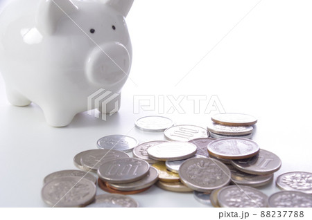 豚の貯金箱と小銭 88237788