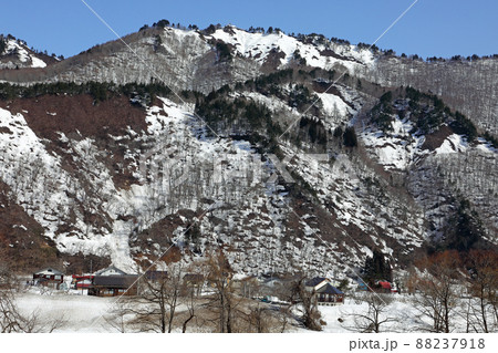 雪解けの里山と山麓の集落 福島県只見町 雪解けの里山と山麓の集落 福島県只見町 88237918