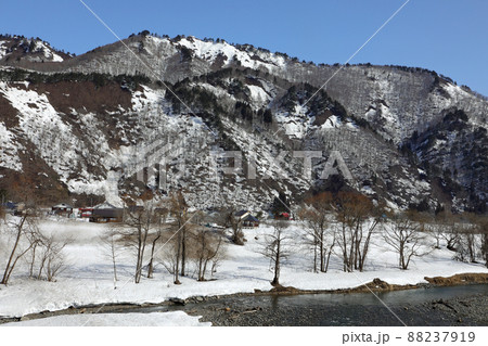 里山と集落と雪解けの伊南川の流れ 福島県只見町 里山と集落と雪解けの伊南川の流れ 福島県只見町 88237919