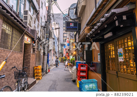 日本の東京都市景観 解除2日目(まん延防止)の新橋・飲み屋街(奥に烏森神社)=3月23日 日本の東京都市景観 解除2日目(まん延防止)の新橋・飲み屋街(奥に烏森神社)=3月23日 88239021