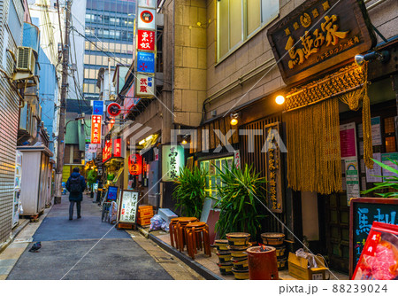 日本の東京都市景観 解除2日目(まん延防止)の新橋・飲み屋街(奥に烏森神社)=3月23日 日本の東京都市景観 解除2日目(まん延防止)の新橋・飲み屋街(奥に烏森神社)=3月23日 88239024
