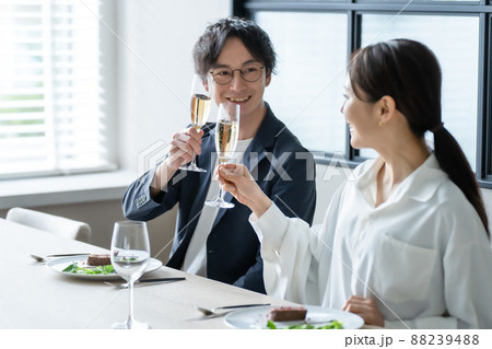 ランチ　デート　カップル　食事 88239488