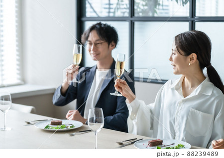 ランチ デート カップル 食事 ランチ デート カップル 食事 88239489