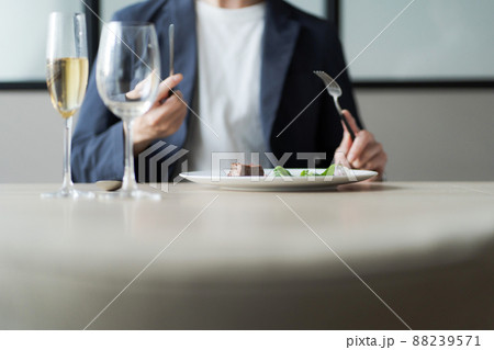 食事をする男性 食事をする男性 88239571