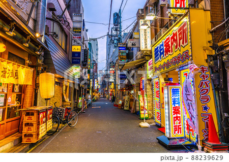 日本の東京都市景観 解除2日目（まん延防止）の新橋・飲み屋街＝3月23日 88239629