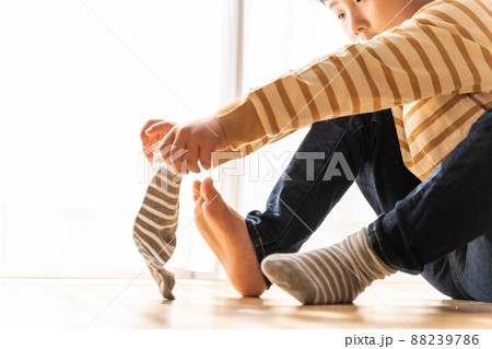 靴下を履く男の子 88239786