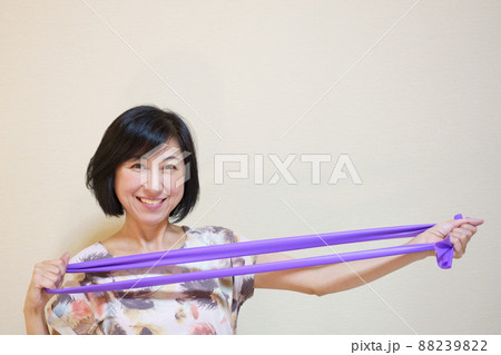 ゴムバンドで筋トレする中年女性 88239822