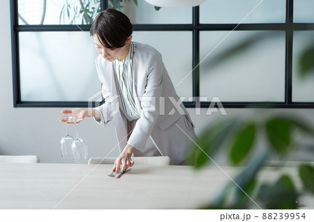 レストランで働く女性 88239954