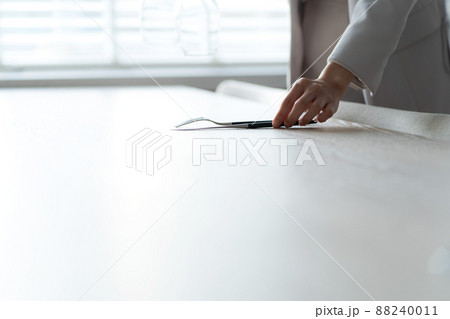 レストランで働く女性 88240011