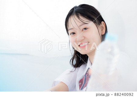 夏イメージ 水を飲む女子高校生の写真素材