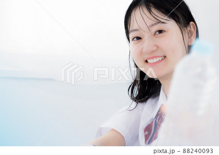 夏イメージ 水を飲む女子高校生 夏イメージ 水を飲む女子高校生 88240093