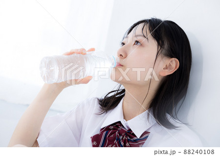 夏イメージ 水を飲む女子高校生 夏イメージ 水を飲む女子高校生 88240108